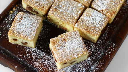 Rețetă de prăjitură turnată cu brânză și stafide. Iată cum se prepară!