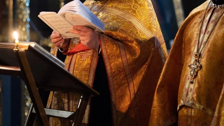 Un preot din Vaslui a fost încătușat și amendat de polițiști în urma unui scandal