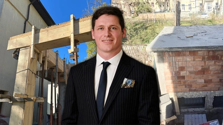 Primarul PNL din Golăiești, Costel Manoliu, își construiește ilegal o casă aproape de centrul Iașului. Vecin: „Și-a făcut tunel ca să ajungă la demisol”