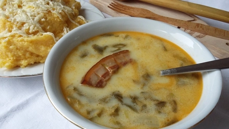 Rețeta pentru o ciorbă de salată cu slănină delicioasă – Preparat tradițional, simplu și gustos