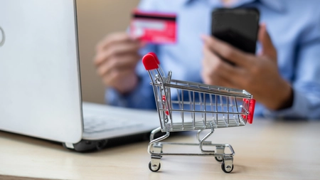 Avertisment pentru românii care fac cumpărături online! Cum își pot pierde banii din conturi într-o secundă! 