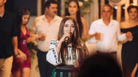 O cunoscută interpretă de muzică a fost implicată într-un accident rutier grav! Autoturismul s-a răsturnat de mai multe ori pe câmp