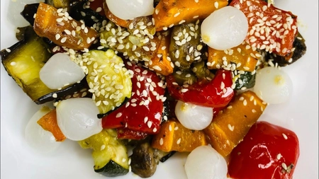 Salată de legume coapte – Rețetă simplă și delicioasă, ideală atât ca garnitură, cât și ca fel principal!