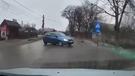 Momente de panică pe o stradă din Iași! Un șofer teribilist a pierdut controlul mașinii în curbă și a fost la un pas de accident