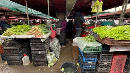 Controale amănunțite în piețele din Iași. Direcția Agricolă certifică atestatele de producător