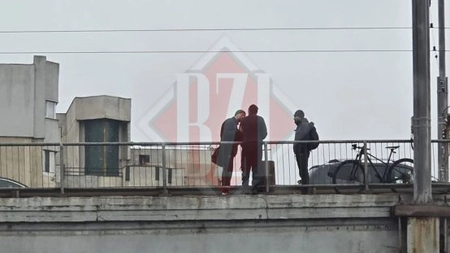 Tentativă de suicid în Podu Roș. Un bărbat amenința că se aruncă în gol - UPDATE