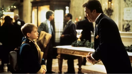 Tim Curry, actorul din Singur acasă, a fost surprins într-o ieșire publică extrem de rară pe străzile din Los Angeles. Acesta se afla în scaun cu rotile