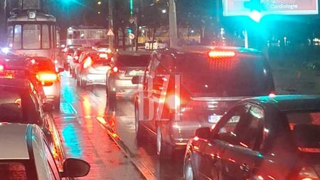 Blocaj în Podu Roș! Circulația tramvaielor a fost oprită din cauza unui macaz defect în rond