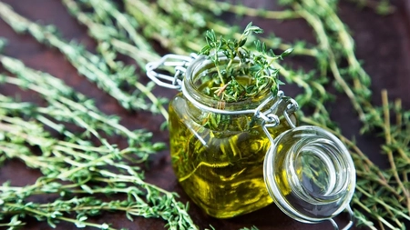 Este bun uleiul de cimbru pentru uz intern? Iată care sunt beneficiile, contraindicațiile și măsurile de siguranță de care trebuie să ții cont