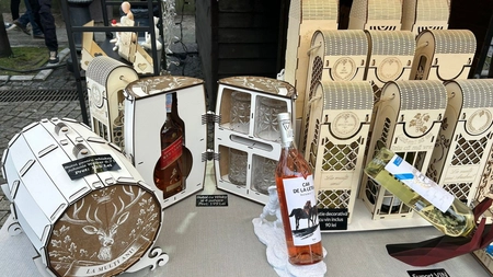 Cadourile făcute de doi tineri atrag toți trecătorii de pe Pietonalul Ștefan cel Mare din Iași. Iată cum lemnul și imprimanta 3D creează adevărate mici minuni, care nu trec neobservate