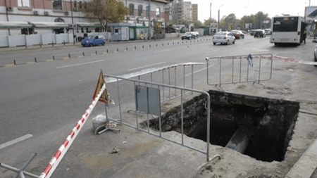 ApaVital a plătit 457.000 de euro către o firmă din Iași pentru repararea găurilor din asfalt. Contractul prevede o suprafață de 6.300 de metri pătrați