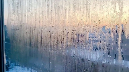 De ce „transpiră“ geamurile termopan pe interior: Cum scapi definitiv de această problemă