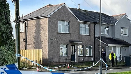 Atac în propria casă! O fată de 17 ani a fost înjunghiată de față cu mama sa