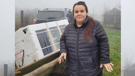 Grațiela, o tânără de 29 de ani, gătește sute de porții de mâncare pentru copiii și bătrânii din medii defavorizate. Tragedia prin care a trecut a împins-o să devină îngerul celor sărmani