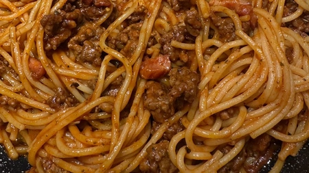 Cum prepari macaroanele cu carne de porc și sos? Află rețeta!