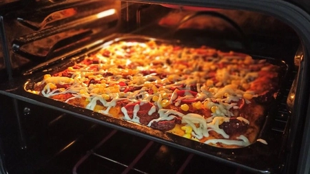 Cum prepari cea mai bună pizza de casă cu salam picant și blat pufos? Descoperă rețeta!