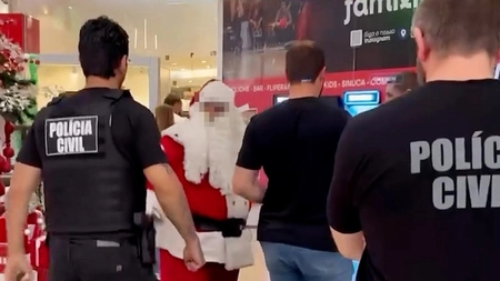 Moș Crăciun a fost arestat după ce a abuzat sexual un copil! Incidentul a avut loc chiar în incinta unui centru comercial!