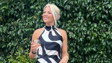 Dezmăț la o petrecere! O polițistă este acuzată că și-a pipăit colegii!