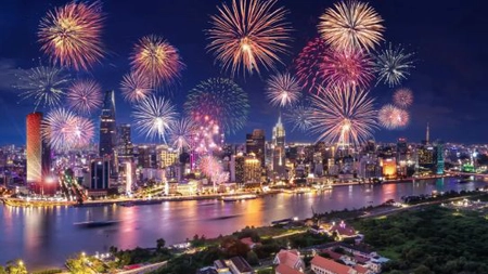 Focurile de artificii de Revelion 2026: Secretul din spatele dungilor colorate de pe cer