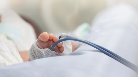 Virusul respirator VSR revine în forță! Peste 10.000 de români ajung anual la spital, cei mai afectați fiind sugarii