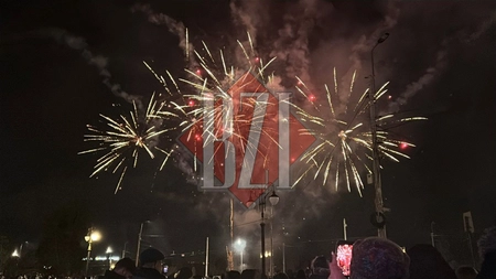 Sute de oameni au petrecut trecerea dintre ani în fața Palatului Culturii din Iași! Cel mai așteptat moment de la Revelionul ieșenilor 2026 a fost focul de artificii