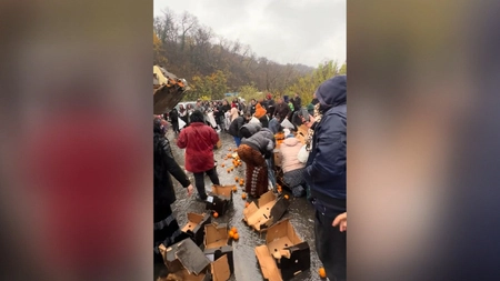 TIR răsturnat și „bătaie” pe portocale în Mehedinți! Zeci de localnici s-au călcat în picioare pentru a aduna fructele împrăștiate pe șosea