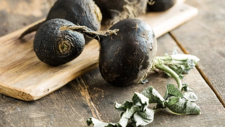 Vrei să știi care sunt beneficiile siropului de ridiche neagră pentru sănătate? Iată de ce este cel remediu vechi!