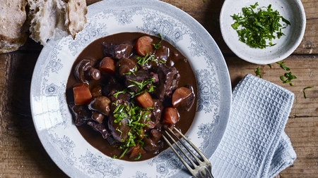 Boeuf Bourguignon, rețeta franțuzească pe care o vei adora Este cea mai bună tocană de vită!