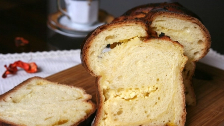 Cozonac cu brânză dulce - Rețeta pentru un desert pufos și aromat, ce nu trebuie să lipsească de pe masa de sărbători!