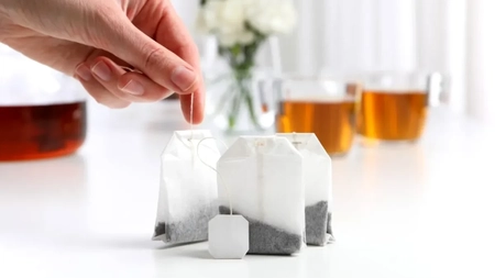 Pliculețele de ceai la geam, soluția folosită de spanioli iarna. La ce ajută acest truc