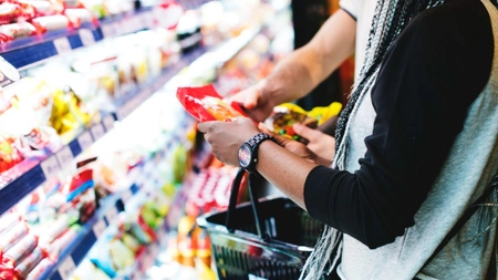 Se modifică etichetele produselor alimentare din România! De ce va fi scoasă data expirării!