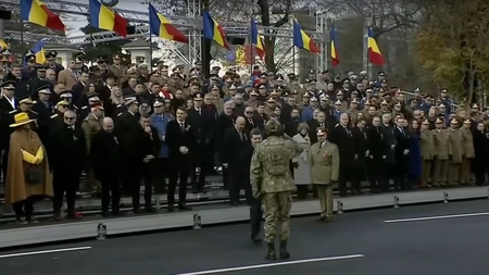 Gafă jenantă la parada de Ziua Națională a României! Nicușor Dan a salutat ca la bere un militar