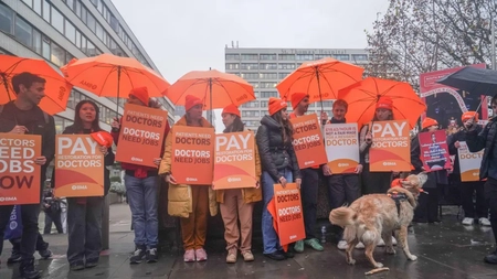 Protest major al medicilor rezidenți din Anglia. Grevă de 5 zile din cauza salariilor