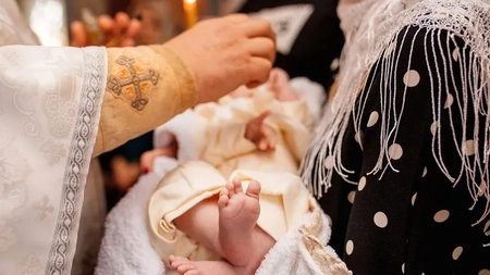 La cât timp se botează copilul? Iată ce spune tradiția religioasă, dar și cum se procedează în prezent