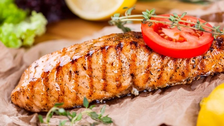 Îmbină un preparat tradițional cu unul modern. Iată cum poți face cea mai bună mâncărică de păstăi galbene cu somon la grătar!