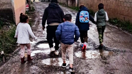 În noroi până la gât! Așa se circulă de ani pe drumurile din comuna Ciurea. Localnic: „La votare vine și ne promite că face, după, nici nu ne mai bagă în seamă”