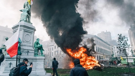 Parlamentul a fost evacuat de urgență. Românii sunt atacați drastic de forțele de ordine