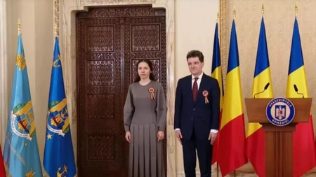 Laura Cosoi, criticată pentru rochia purtată la recepția de la Cotroceni. Cât costă ținuta în care s-a fotografiat cu președintele