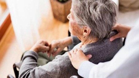 Lege nouă pentru româncele care îngrijesc bătrâni în Italia! Ce le așteaptă din 2026!