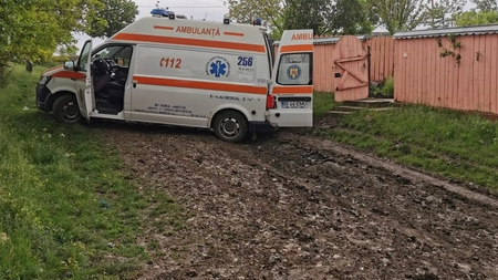 Situație revoltătoare la 40 de kilometri de municipiul Iași. Ambulanța și autoturismele au rămas blocate în mâlul de pe drumuri. Primarul ridică din umeri: „Nu sunt bani”