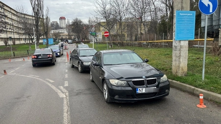 Pe această stradă din Iași, regulile de circulație sunt ignorate zilnic! Polițiștii au ridicat zeci de mașini, însă problema persistă: „Majoritatea aparțin studenților”