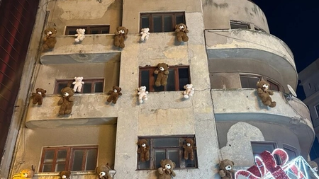 Târgul de Crăciun din Constanța 2025 a ajuns viral! Au fost agățați ursuleți pe clădiri