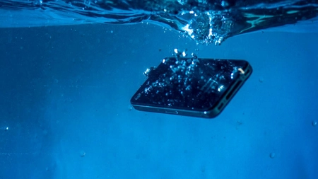 Ai scăpat telefonul în apă? Iată ce trebuie să faci rapid pentru a salva dispozitivul