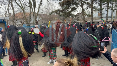 Ajunul Noului An la Belcești. Tradiții autentice și spectacol de mascați pentru întreaga comună