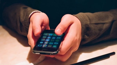 Verificarea telefonului partenerului, infracțiune în România! Când se aplică pedeapsa cu închisoarea!