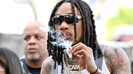 Wiz Khalifa, condamnat definitiv la 9 luni de închisoare în România după ce a fumat marijuana pe scena de la „Beach, Please!”
