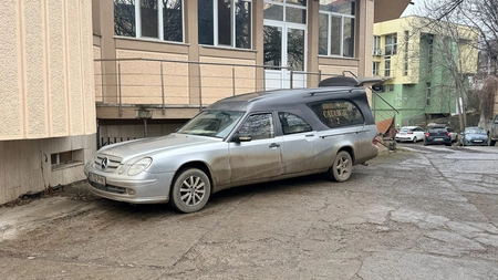 Descoperire macabră la Costuleni: o femeie a fost găsită moartă în curtea casei, chiar de către fiul ei. Polițiștii anchetează decesul