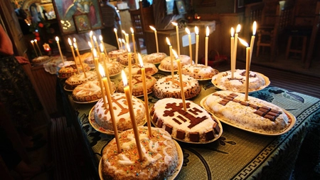 Când se fac pomeni după înmormântare? Iată ce trebuie să știe credincioșii despre aceste ritualuri