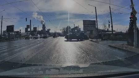 Momentul impactului accidentului din Tudor Vladimirescu. O cameră de pe mașină a surprins accidentul