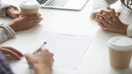 Ce presupune un contract de întreținere? Află ce prevede legea și ce trebuie să știe părțile